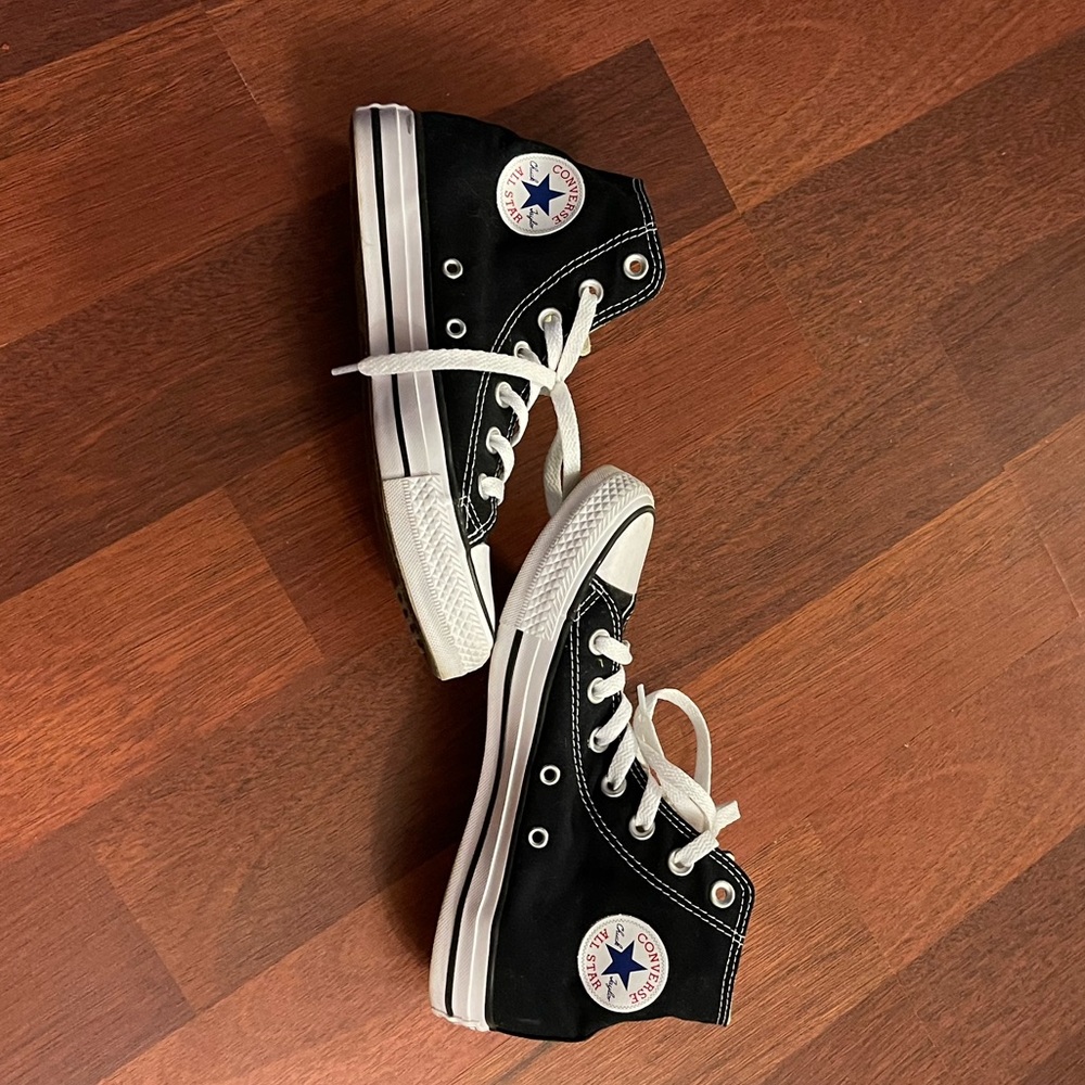Black high top converse size 8 women’s 4 in mens. Fit more like a 7 in women’s.